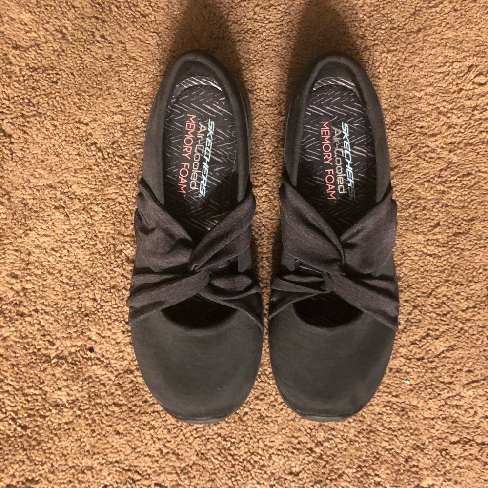 Sketchers air cooled memory foam shoes, brand new and so comfortable